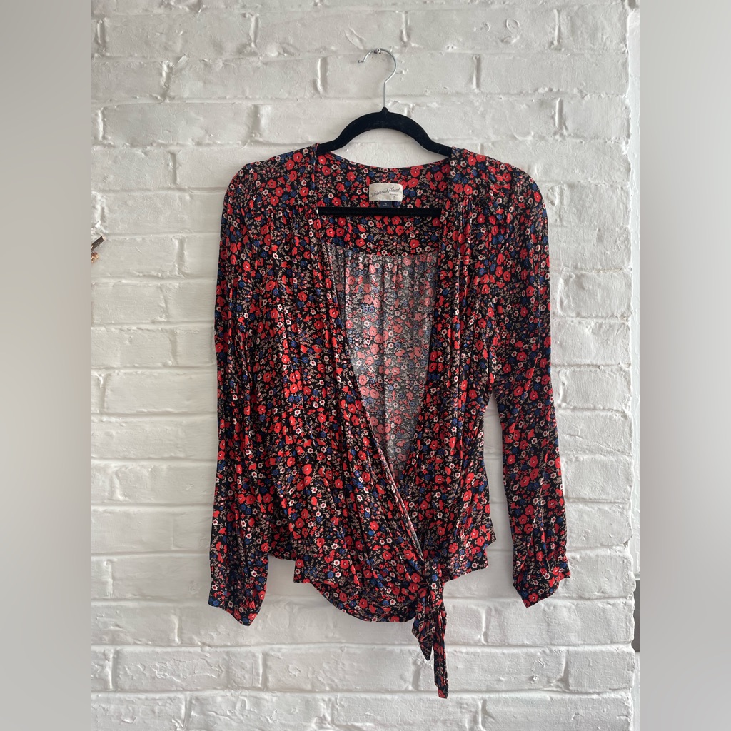 Universal Thread. Wrap Front Top.